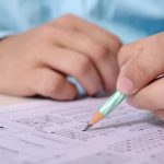 candidato-fazendo-prova-de-concurso--29a37b3e930e3bfc