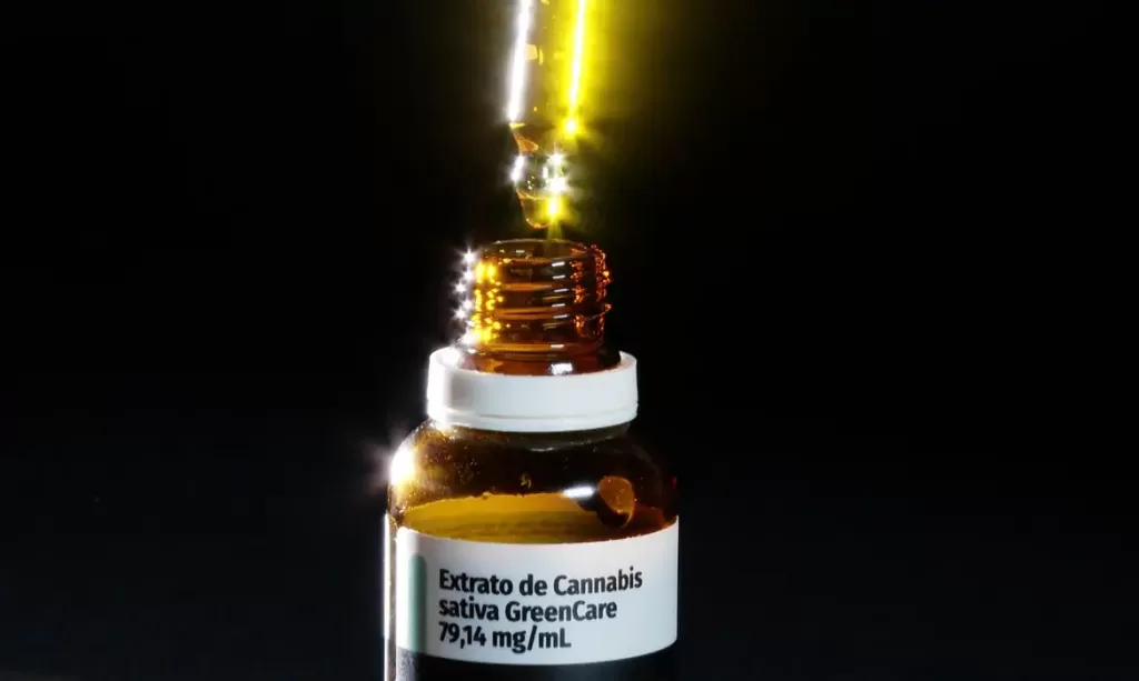 extrato_de_cannabis_e_utilizado_para_dores_fisicas_e_mentais